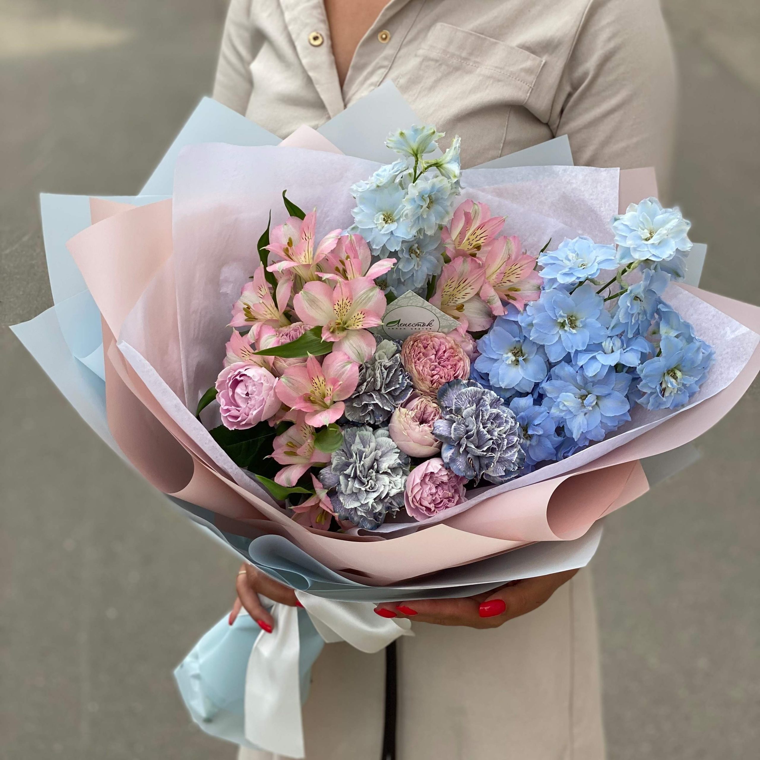 Букет из дельфиниумов, альстромерий и гвоздик